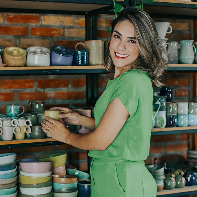 Um café nunca é só um café Cada xícara é um portal para histórias, memórias e encontros .
O meu trabalho em cerâmica reflete esses momentos únicos. As coleções são inspiradas em rituais diários que nos reconectam com nós mesmos e com os outros, transformando um simples café em uma experiência de reflexão e conexão com sua criança interior.
Celebre os pequenos grandes momentos da vida com uma peça única, feita à mão.
Para descobrir minhas coleções de cerâmicas exclusivas entre em contato pelo Instagram e mergulhe em cada narrativa.